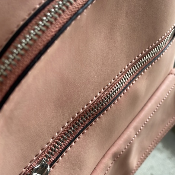 Gap backpack 🎒 great condition! Color pink ! One size - Picture 9 of 16